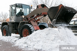 Уборка снега во дворах. Тюмень, уборка снега, трактор