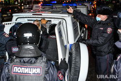 Стихийный митинг против войны на Площади 1905 года. Екатеринбург , полиция, полиция на митинге, полиция на акции протеста, работа полиции, подавление протестов
