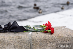 В Екатеринбурге поймали мужчин, разрушивших мемориал убитому аспиранту из Габона. Фото, видео