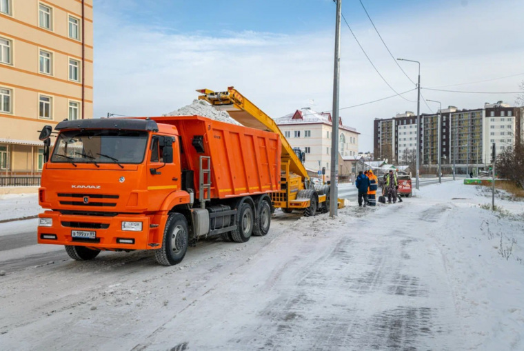 Работа дорожных служб в Салехарде