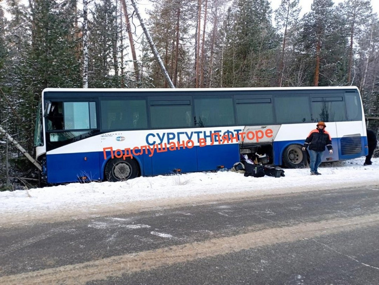 Легковой автомобиль столкнулся с грузовиком и автобусом