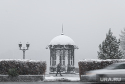 Снег в городе. Екатеринбург, ротонда, зима, снегопад, падает снег