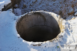 Sewerage repair on Kuibysheva Street.  Kurgan, snow, Kuibysheva street, sewer rings, winter, sewer repair, manhole