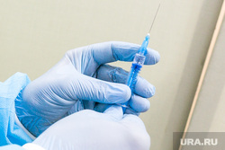 Вакцинация. Тюмень, прививка, шприц, вакцина, резиновые перчатки, вакцинация, руки в перчатках, коронавирус, covid, ковид, спутник v, синие перчатки
