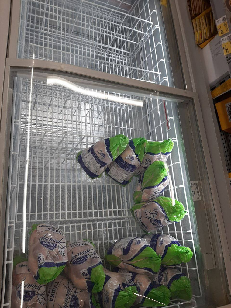 Холодильник с мясной продукцией в магазине «Монетка» в Ноябрьске