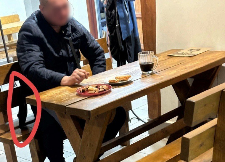 Мужчина ходил по кафе с арбалетом в руках