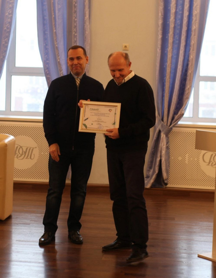 Губернатор Шумков вручил награду гончару из Шадринского округа