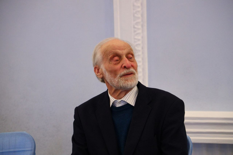 Шумков вручил гранты имени художника Германа Травникова