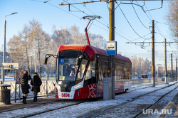 Зимние виды города. Пермь, зима, трамвайная остановка, современный трамвай