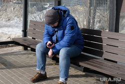 Повседневная жизнь. Москва, телефон, остановка, интернет, мобильник, мужчина, депрессия, мобильный