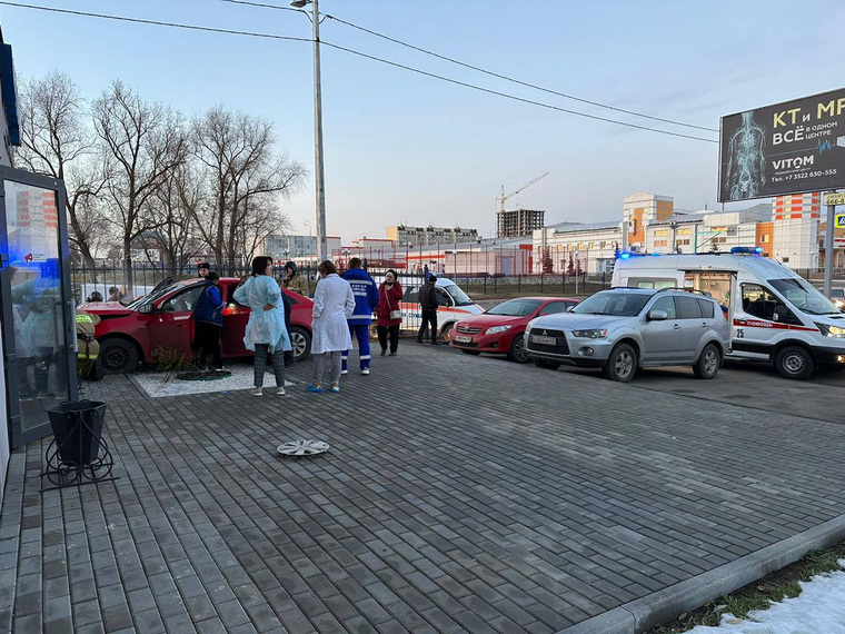 В Кургане водитель потерял сознание за рулем и въехал в здание медцентра