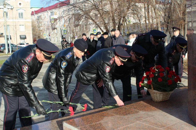 К мемориалу в память о павших товарищах возложили цветы