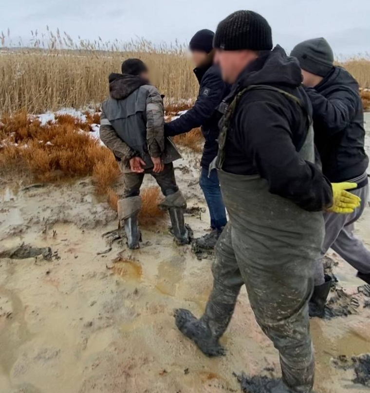 Курганские пограничники задержали мужчину за незаконную добычу рачков