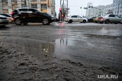 Snow in the city.  Yekaterinburg, dirt in the city, snow on the road