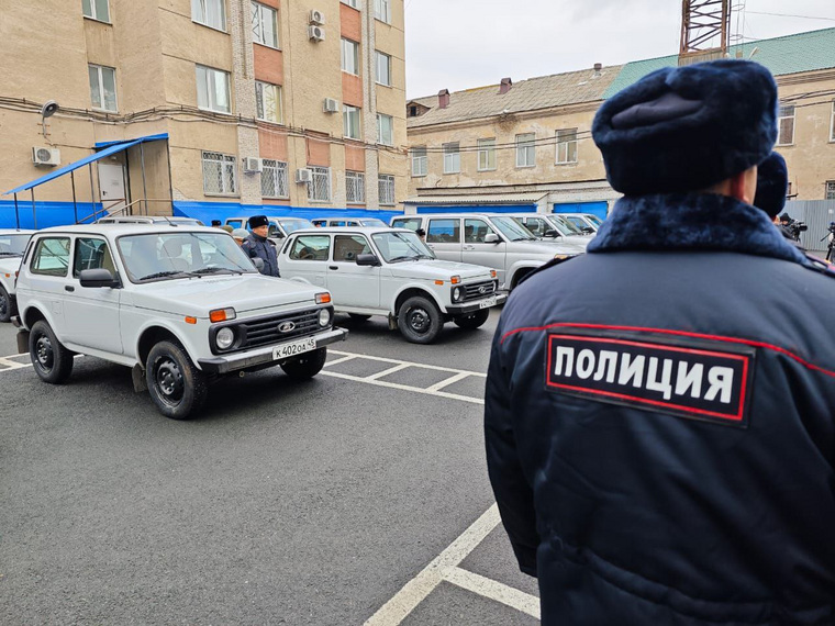 Курганские власти подарили полицейским новые спецмашины
