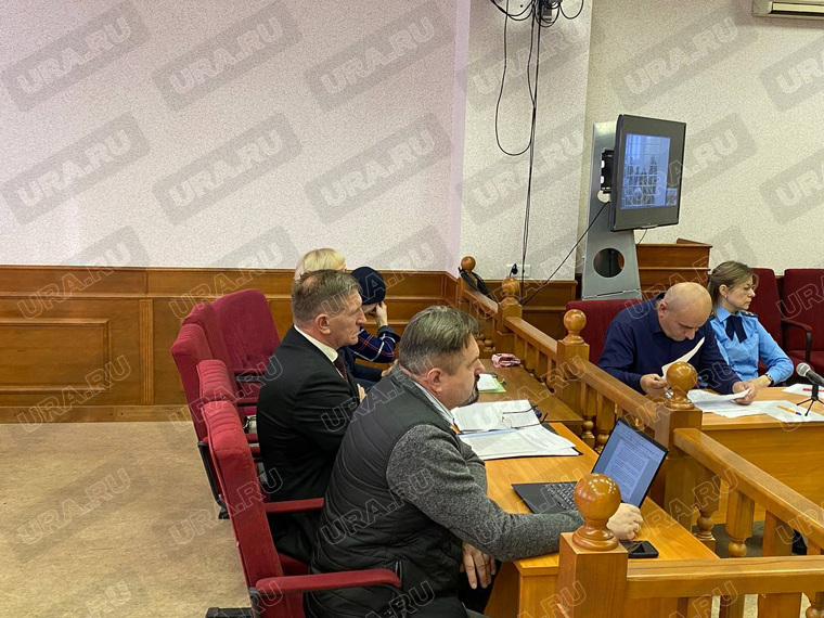 Женщина пряталась за адвокатом