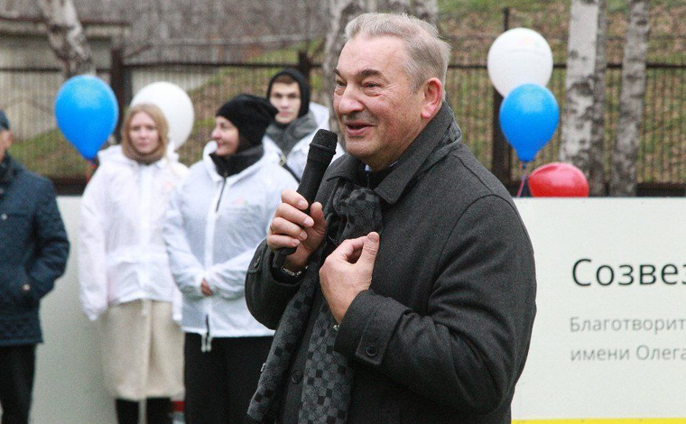 Корт открыл легендарный советский спортсмен и президент Федерации хоккея России Владислав Третьяк
