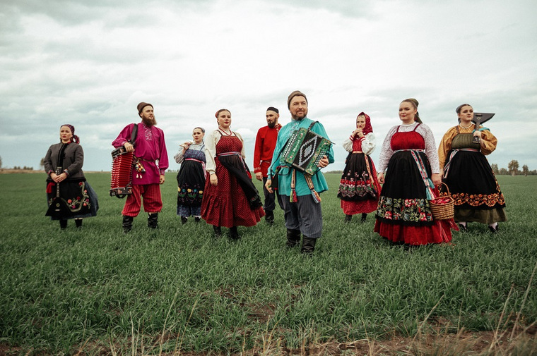 Курганский ансамбль "Цветень" исполняет русский фольклор в современной обработке