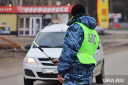 Сотрудники ГИБДД на въезде в город  дают разъяснения по поводу режима. Курган, граница, гибдд, дпс, въезд в город, жезл дпс, пост гаи