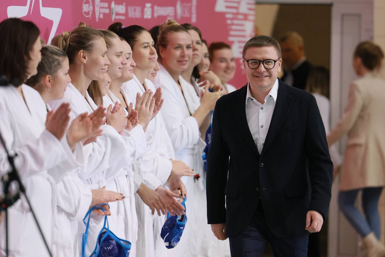 Губернатор Текслер поприветствовал участников турнира по водному поло