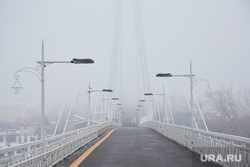Туман. Тюмень, фонари, мост, пешеходный мост, мост влюбленных, туман