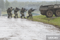 Первый день форума "Армия 2019" на Свердловском полигоне. Екатеринбург, военная техника, оружие, грязь, военнослужащие, пасмурная погода, дождь, полигон, солдат, боевые учения