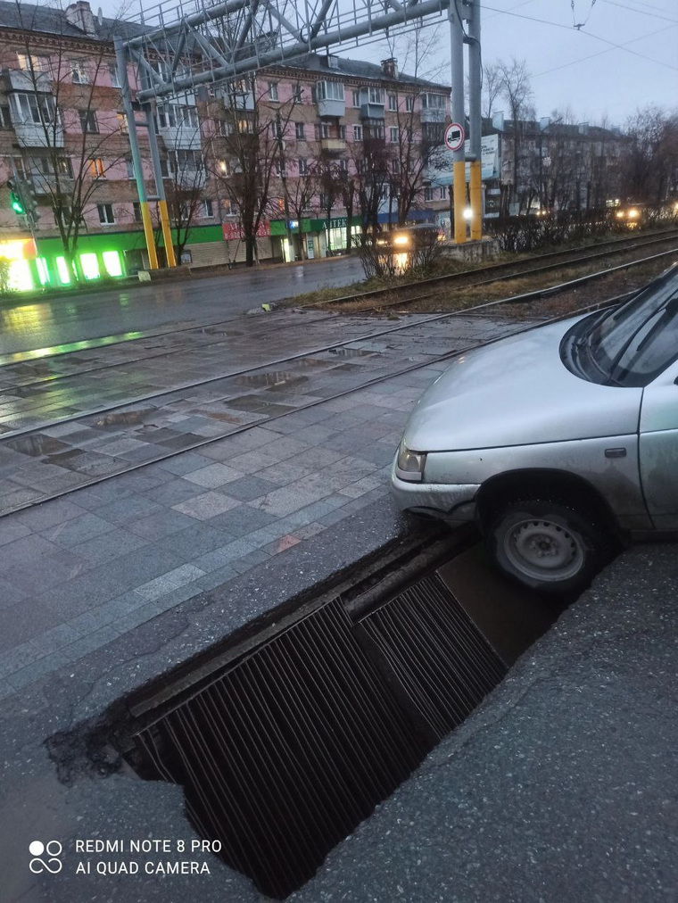 У трамвайного переезда рухнули решетки ливневки