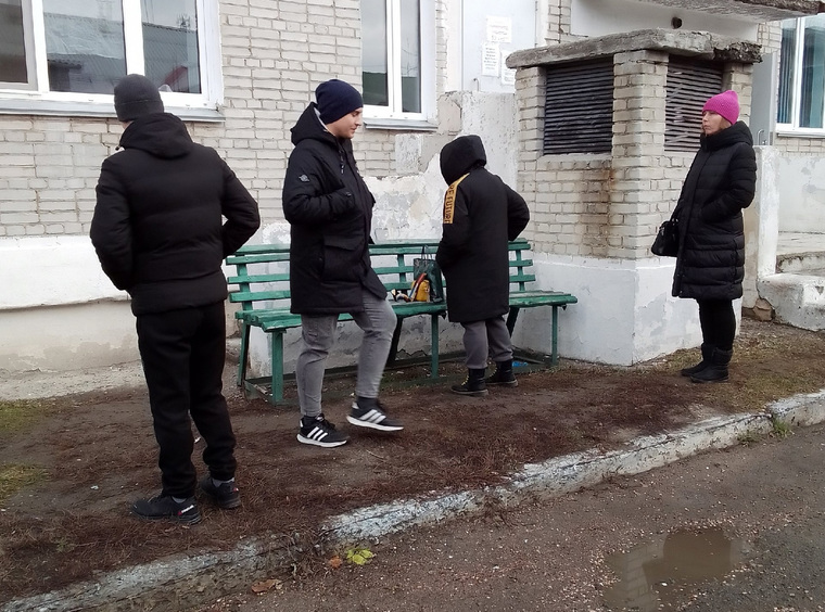 У Шадринской городской больницы пациенты с ОРВИ в очереди на улице ждут приема врача