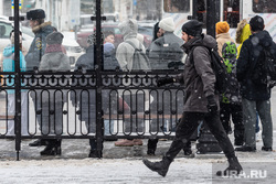 Свердловские зарисовки. Екатеринбург, снег, прохожий, слякоть, остановка общественного транспорта, остановка автобусная, ожидание автобуса