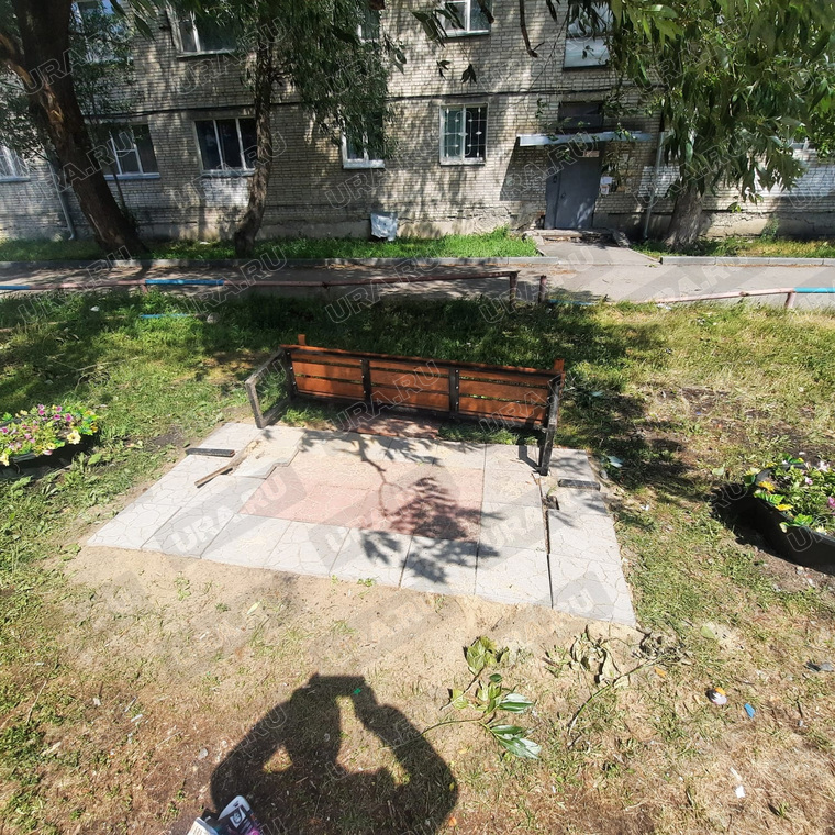 Благоустройство двора по инициативе курганца Станислава С. переросло в конфликт с соседями, которые выступили против установки лавок