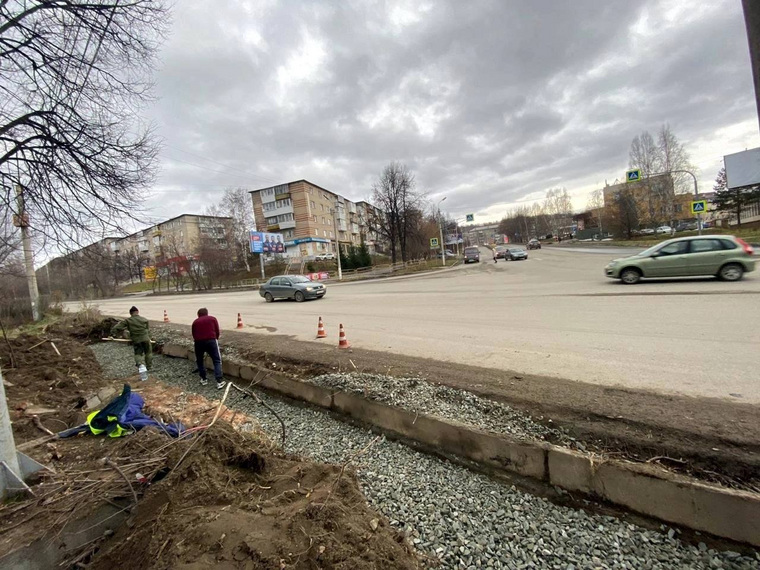 Отбойную стенку возводят на опасном участке дороги