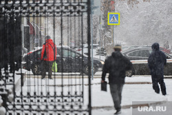 Снегопад. Челябинск, снег, ворота, пешеходный переход, буран, метель, погода, непогода, ограда, городской пейзаж, снегопад, климат, забор, знак перехода