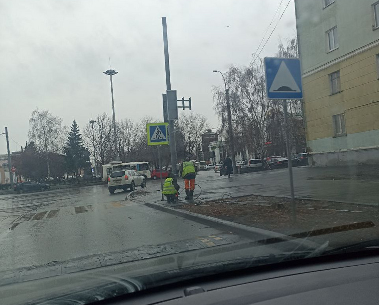 В Кургане возле железнодорожного вокзала устанавливают новый светофор