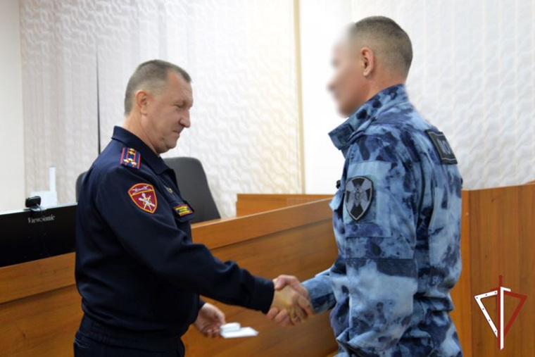 В Кургане семь росгвардейцев получили медали за участие в зону СВО