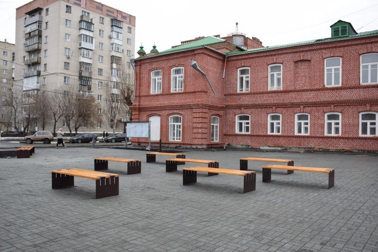 Также в сквере установлены скамейки и перголы