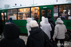 Ожидание автобуса в Академическом районе. Екатеринбург, зима, автобус, общественный транспорт, пассажиры автобуса, ожидание автобуса