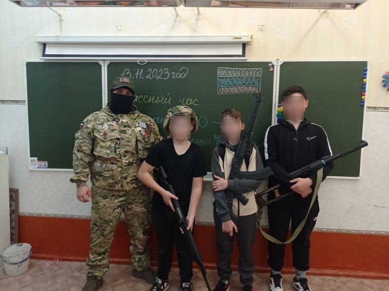 Военнослужащий показал ученикам оружие и снаряжение, которое используется на фронте