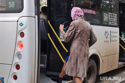 Город. Курган, пенсионер, автобусная остановка, пассажир, автобус, женщина
