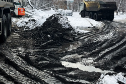 Город. Курган , снег, грунт, грязь, размытая дорога