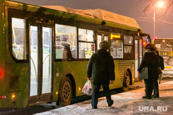 Новогоднее оформление. Тюмень, остановка, автобусная остановка, автобус, пешеходы