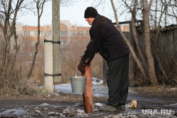 Виды города. Курган, колонка с водой, ведро с водой, вода, колонка, колонка водоразборная