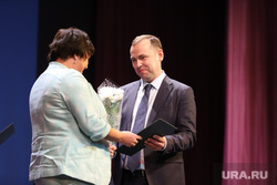 Acting Governor of the Kurgan Region Vadim Shumkov awards healthcare workers.  Kurgan, Vadim Shumkov, diplomas, certificate, bouquet, flowers, awarding