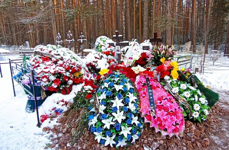 В Североуральске простились с женой погибшего в ДТП спикера свердловской думы