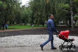 Благоустройство Парка 22 партсъезда. Екатеринбург, парк, парк имени XXII партсъезда, благоустройство, мужчина с коляской, парк 22 партсъезда