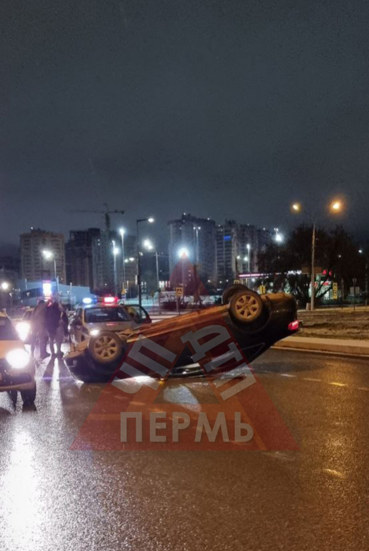 К месту ДТП прибыли полицейские, спасатели и медики, рассказали пермяки