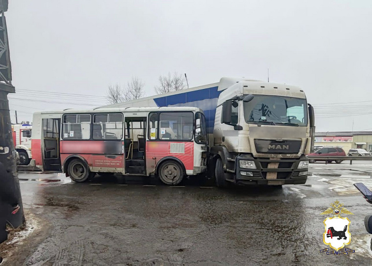 Водитель большегруза двигался по улице Генерала Доватора
