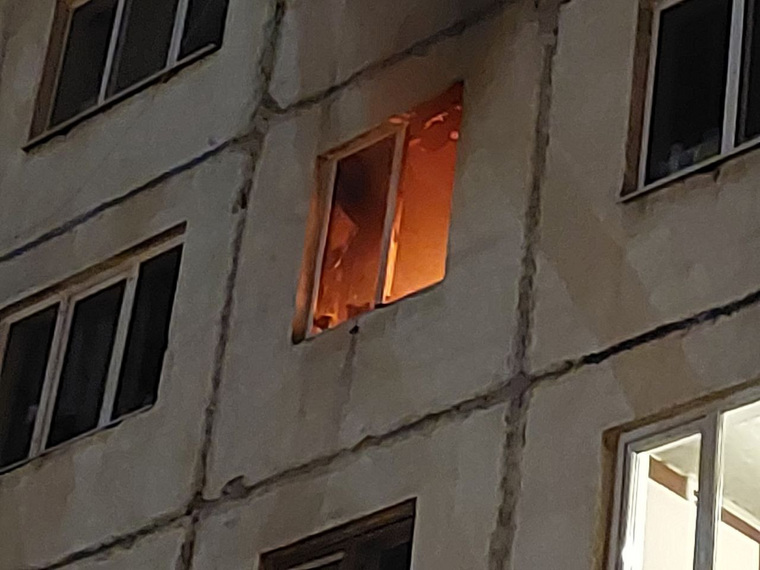 На четвертом этаже многоквартирного дома загорелась квартира