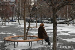 Ветреная погода в Екатеринбурге. Екатеринбург , пенсионер, скамейка, зима, парк, женщина