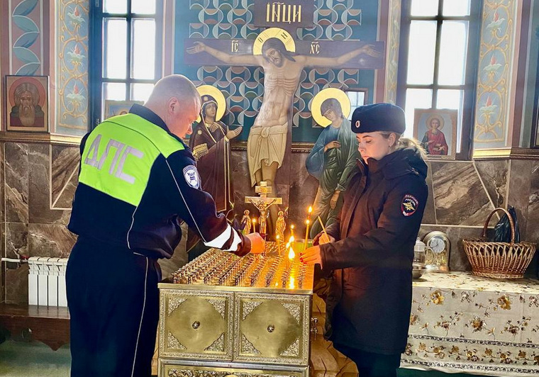 В День памяти жертв ДТП в ХМАО православных храмах прошли поминальные молебны.