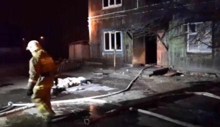 Фото с места ЧП с возгоранием квартиры в деревянном доме в Ялуторовске, где погибло трое детей